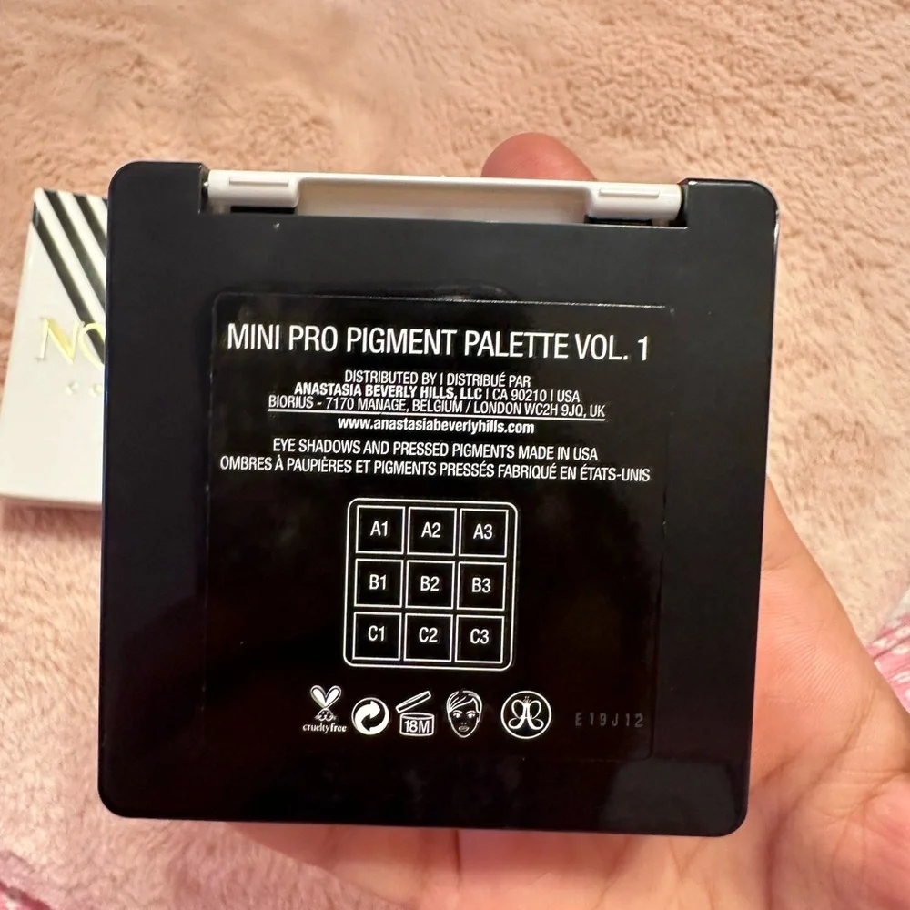 Brand new ABH norvina mini pro pigment palette vol 1